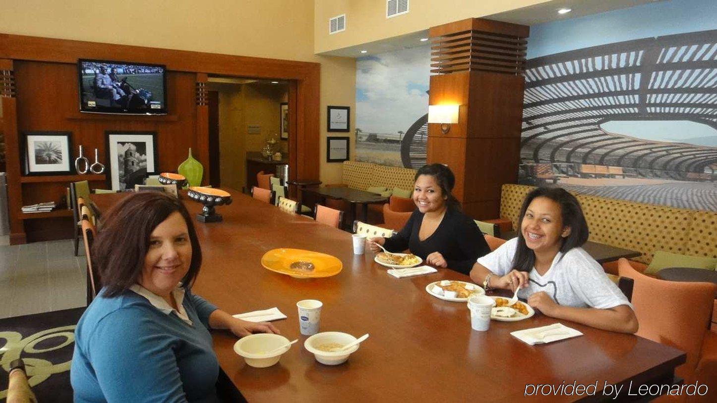 แฮมป์ตัน อินน์ แอนด์ สวีท ริเวอร์ไซด์ โคโรนา อีสต์ ร้านอาหาร รูปภาพ